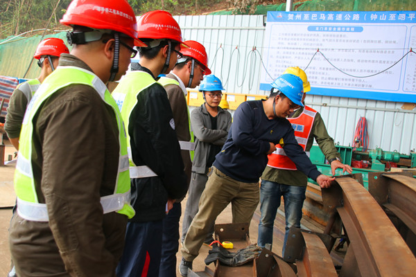 圖一：召開進洞前現(xiàn)場會議，檢查鋼拱架.jpg
